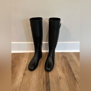 Size 8 women’s black Hunter rain boots